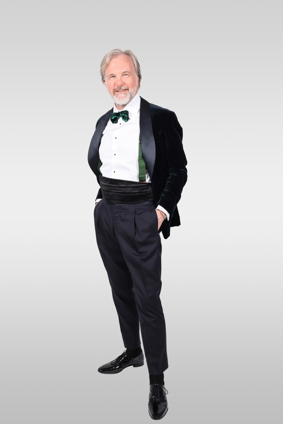 Dinner jacket and tailored shirt by Monokel Berlin, braces by John Henric, wide belt by Auerbach, cufflinks by Codis Maya & Montblanc, shoes by Arterton and bow tie by Será Fine Silk. Photo: Marie Russillo/Maison Moderne