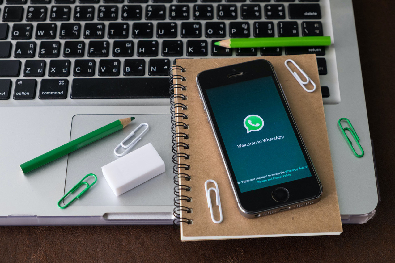 Critiquer collègues et supérieurs sur Whatsapp installé sur son ordinateur professionnel n’est pas forcément de nature privée, a conclu la Cour de cassation en décembre. (Photo: Shutterstock)