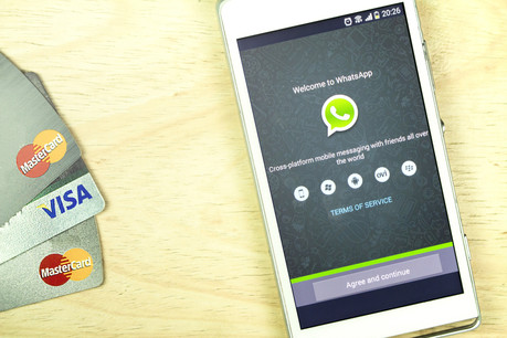 Un Brésilien sur deux n’a pas de compte bancaire, mais 120 des 200 millions d’habitants sont chaque jour sur WhatsApp. Un marché immense, 10 fois plus gros que le nombre de clients de la néobanque superstar Nubank. (Photo: Shutterstock)