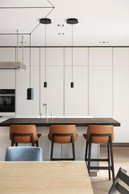 Poliform kitchen with a Corian worktop, a central space for this couple who love to cook. Here, as throughout the house, the lighting, conceived with the interior architect, structures the spaces. (Photo: Jan Hanrion/Paperjam)