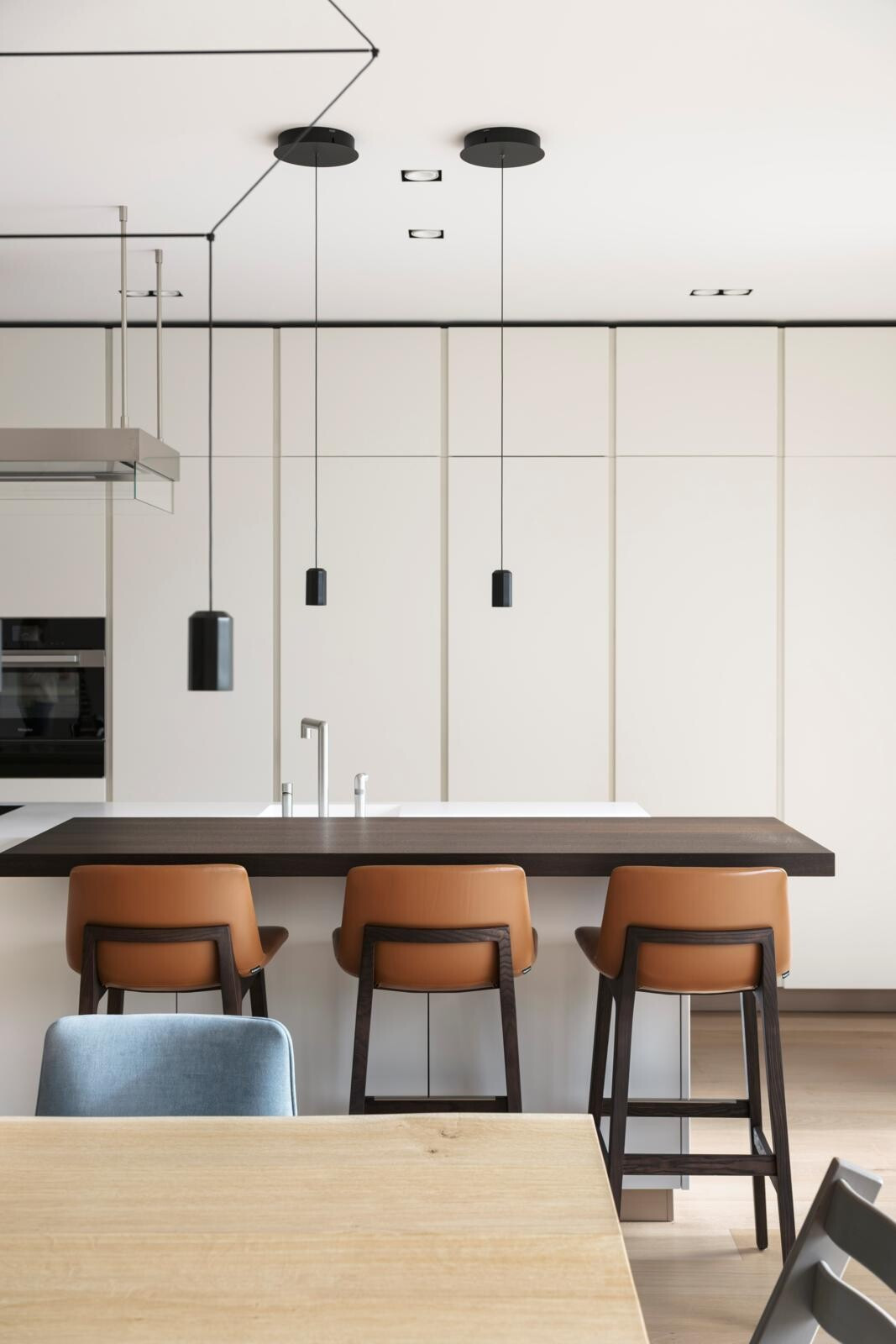 Poliform kitchen with a Corian worktop, a central space for this couple who love to cook. Here, as throughout the house, the lighting, conceived with the interior architect, structures the spaces. (Photo: Jan Hanrion/Paperjam)