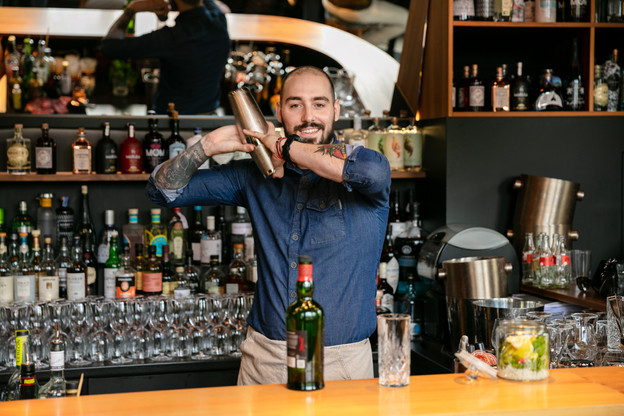Au restaurant Um Plateau, Florian Pawlik réinterprète volontiers les grands classiques du cocktail avec le whisky Ardbeg…  (Photo: Romain Gamba/Maison Moderne)