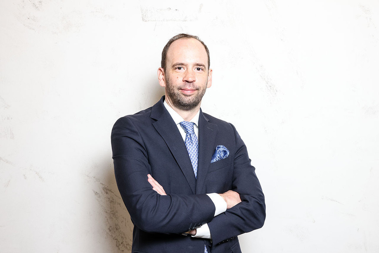 Gabor Mocskonyi, managing director of White Oak Management, welcomes two new colleagues. Photo: Maison Moderne