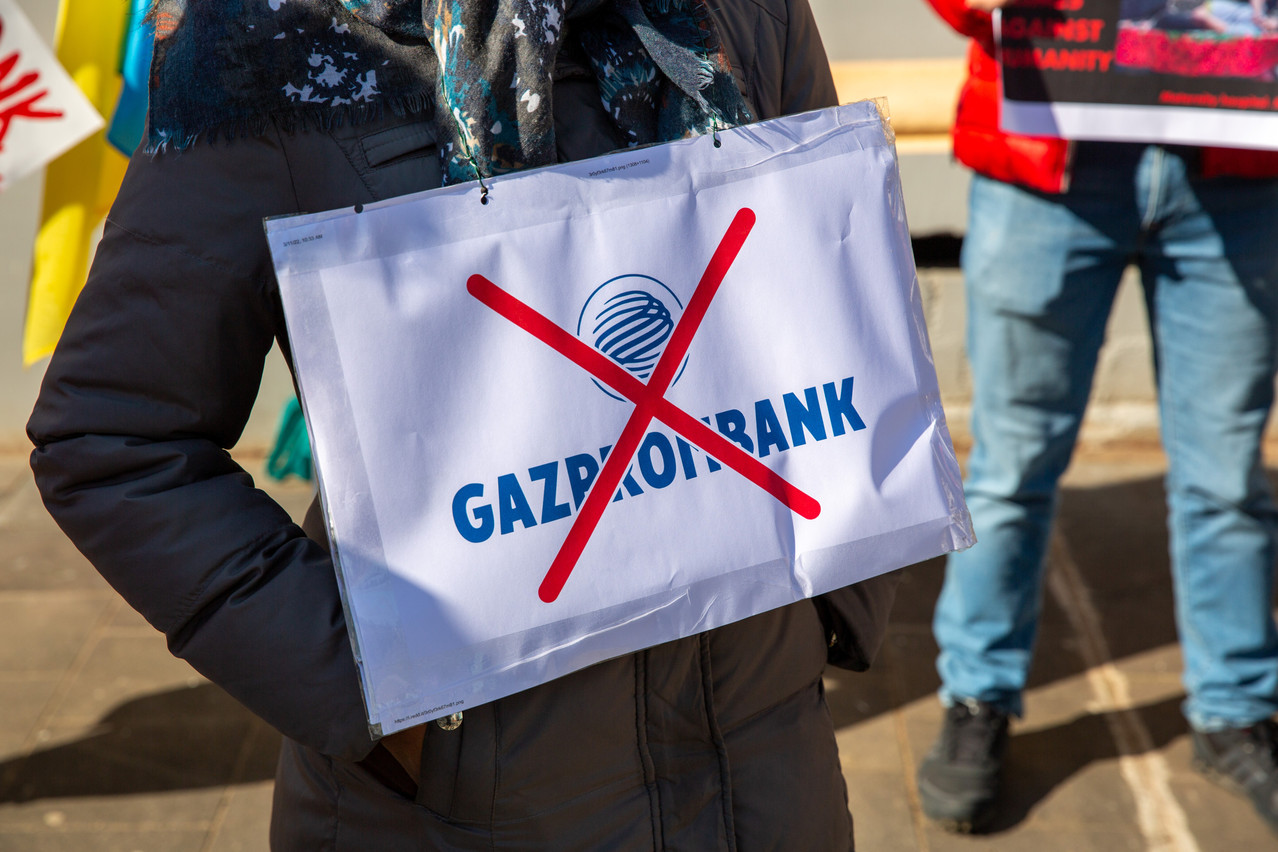In March 2022, a demonstration in Luxembourg called for the closure of Gazprombank, a wholly-owned subsidiary of the Russian gas giant. Two and a half years later, the sanctions have come down. Photo: Romain Gamba/Maison Moderne (archives)