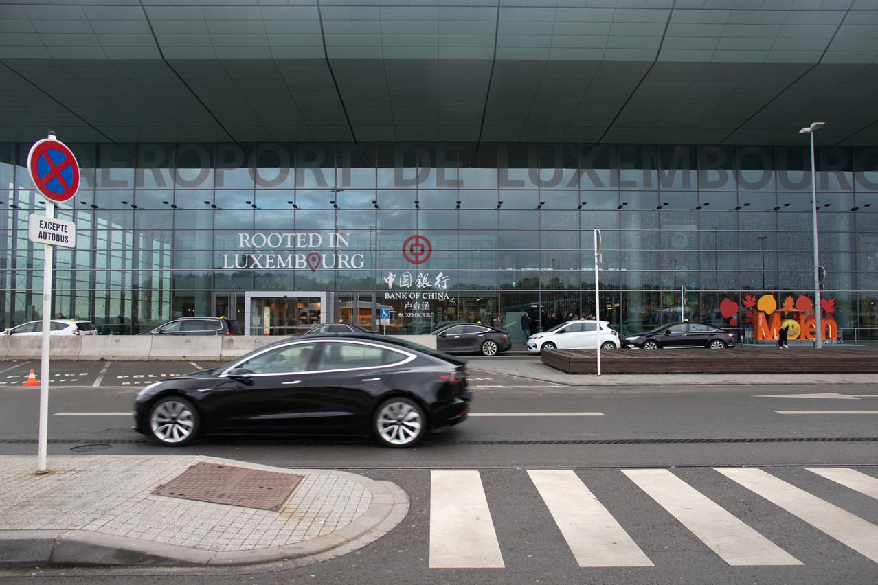 Orange letters spelling “Moien” used to greet passengers in front of the Findel, but they have disappeared--now it reads simply “Luxembourg.” Photo: Archives/Matic Zorman