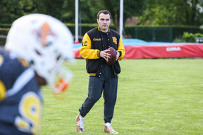 Michael Friedman, head coach of the Dudelange Steelers, an American football team, is seen during a practice session at John F. Kennedy Stadium in Dudelange. Photo: Eva Krins/Maison Moderne