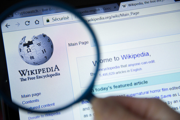 Wikipédia, qui a largement profité du référencement de Google pour grandir et inversement, va lancer une version payante destinée surtout aux géants des technologies et aux entreprises. (Photo: Shutterstock)
