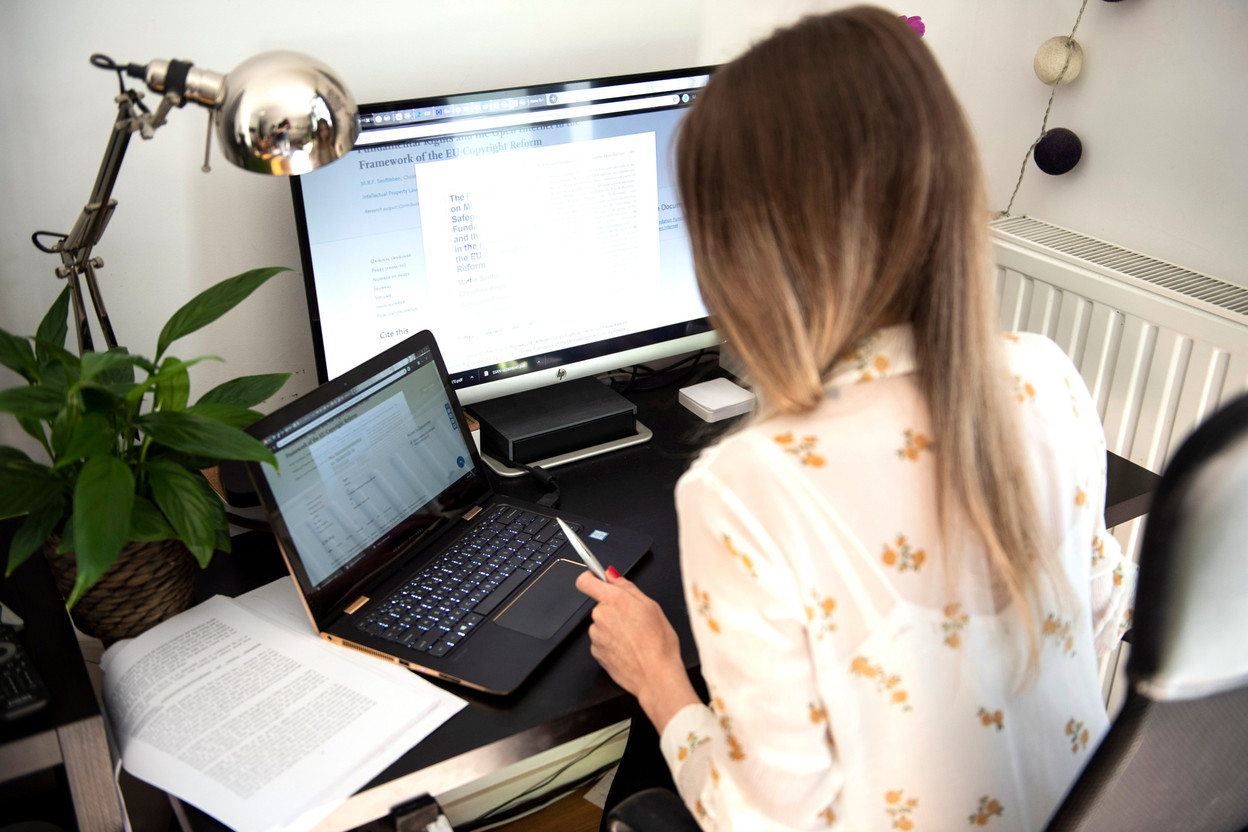 Luxembourg residents spend too much time sitting down, with researchers recommending breaks at work, for example for a short walk. Photo: EU