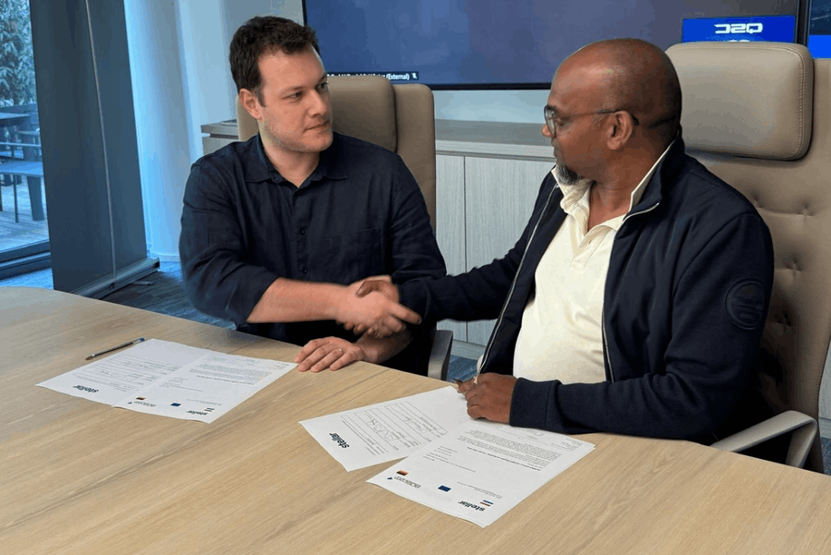 Simone La Torre, managing director of Stellar in Luxembourg (left), and Daniel B. Winter, CEO of WinIT GmbH (right), sign an agreement for Stellar to provide all-inclusive hardware, software and data to connect the next generation of WinSAT*GOV Fixed and WinSAT*GOV OnTheMove solutions for BOScom.  Photo: Stellar Communications