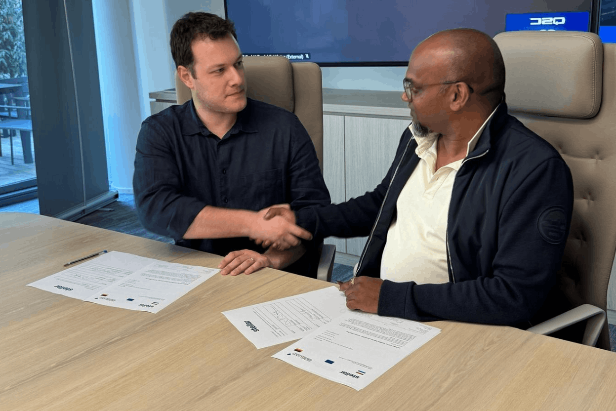 Simone La Torre, managing director of Stellar in Luxembourg (left), and Daniel B. Winter, CEO of WinIT GmbH (right), sign an agreement for Stellar to provide all-inclusive hardware, software and data to connect the next generation of WinSAT*GOV Fixed and WinSAT*GOV OnTheMove solutions for BOScom. Photo: Stellar Communications