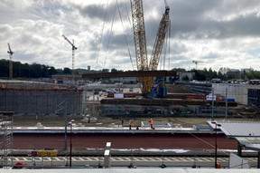 Eighty tonnes levitating above the railway tracks. Photo: Paperjam
