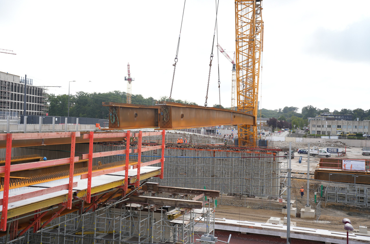 Impressive metal beams are being handled on the site of Howald station. Photo: Ministry of Mobility and Public Works