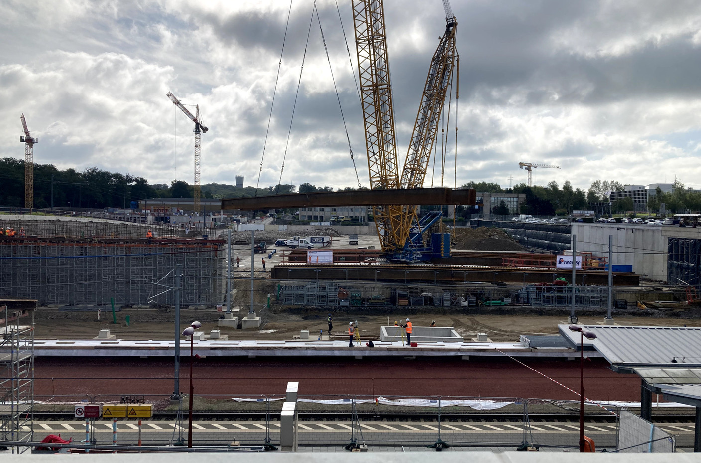 Eighty tonnes levitating above the railway tracks. Photo: Paperjam