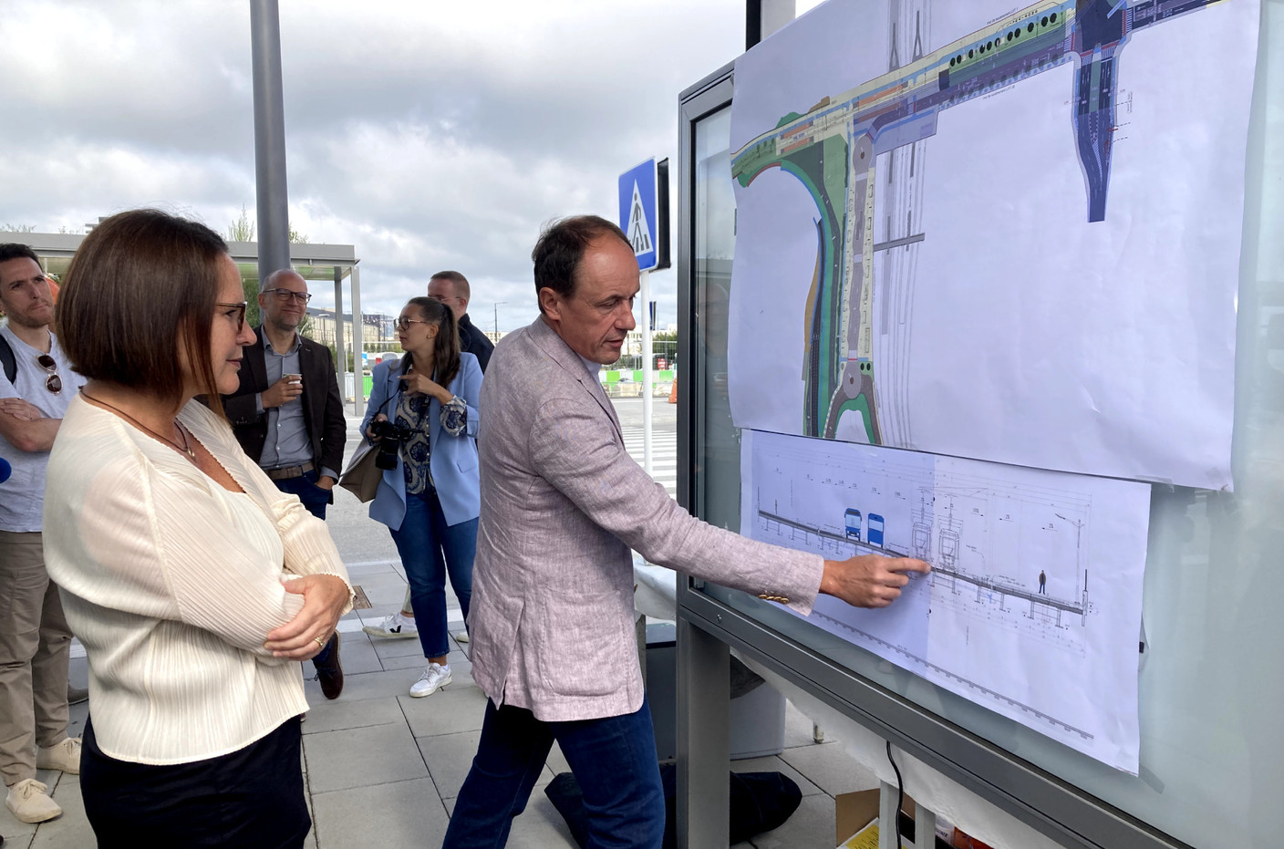 Minister for mobility and public works Yuriko Backes looks at the plans for the project.  Photo: Paperjam