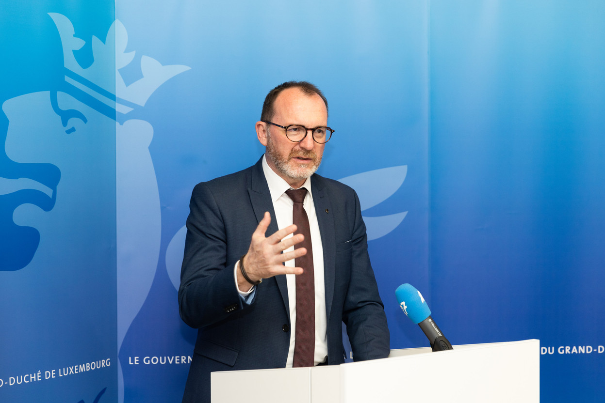 Georges Engel, the labour minister (LSAP), presented the results of a Luxembourg Institute of Socio-Economic Research (Liser) and University of Luxembourg survey on “the state of play of the challenges and risks of a reduction in working time” during a press conference on 25 April 2023. Photo: Romain Gamba/Maison Moderne