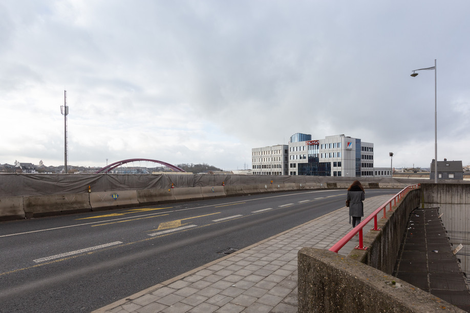 The Büchler bridge should have been kitted out with a cycling path and pedestrian walkway by the end of last year.  Romain Gamba - Maison Moderne Publishing SA