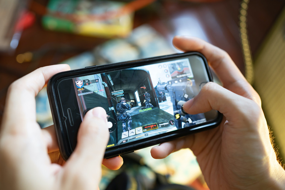 Having access to the same quality of connection as at home in order to play a streaming game, a revolution that Post and its partner Blacknut are embracing. (Photo: Shutterstock)