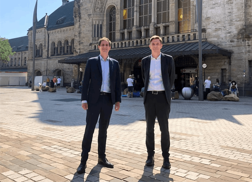 Xavier Bouvet, à gauche, avec Mathieu Klein, le candidat de gauche aux élections municipales à Nancy, aimerait amener le total de jours en télétravail à 55 «au minimum». (Photo: compte Twitter de Xavier Bouvet)
