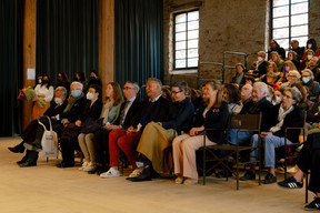 La foule des invités écoute les discours d’inauguration. (Photo: Riccardo Banfi)