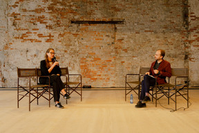 Tina Gillen, en conversation avec Christophe Gallois. (Photo: Riccardo Banfi)