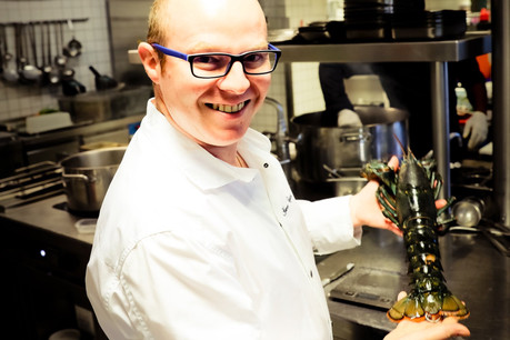 Impossible de séparer le chef Yann Castano de son large sourire, surtout lorsqu’il peut enfin réintégrer ses cuisines! (Photo: Mickael Williquet)