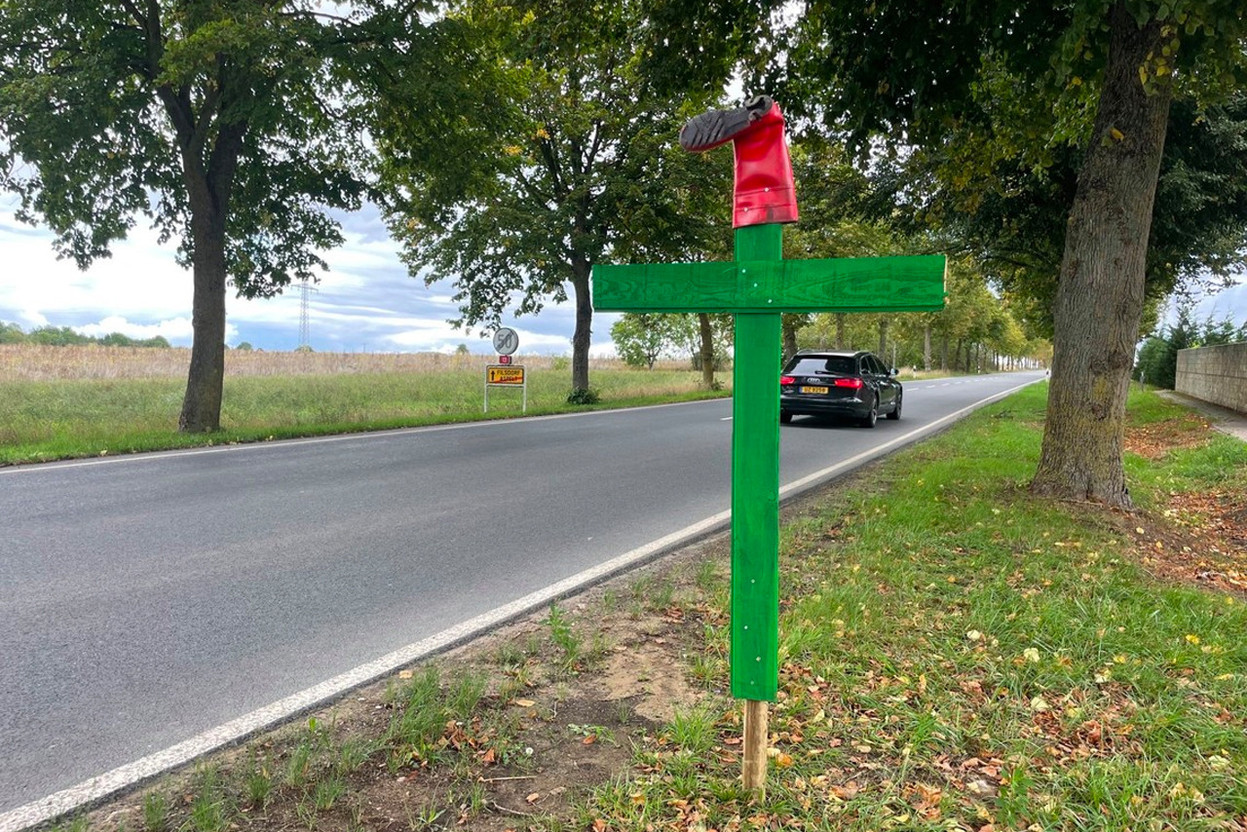 Crosses topped with a pair of red boots have been erected all over Luxembourg. (Photo: Guy Wolff/Maison Moderne)
