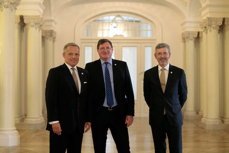 Yves Maas, entre Guy Hoffmann, le président de l’ABBL, et Serge de Cillia, ex-CEO, lors de l’adhésion de la fédération aux principes de la finance soutenable des Nations unies, en juillet 2019. (Photo: Matic Zorman/Archives Maison Moderne)
