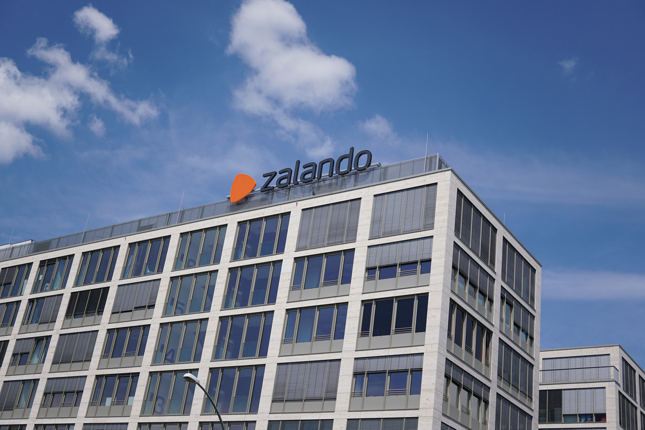 Zalando a annoncé créer une nouvelle plate-forme de logistique près de Rotterdam, notamment pour le marché du Benelux. Il sera le plus automatisé des neuf centres du groupe allemand. (Photo: Shutterstock)