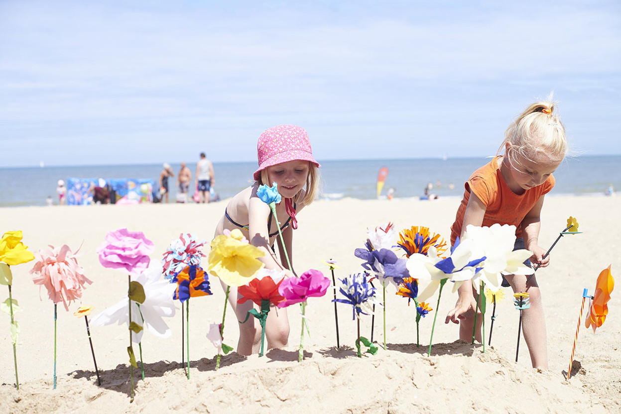 Zoute Beach Flower Festival: la plage se transformera en un  gigantesque marché de fleurs en papier (Photo: Westtoer)