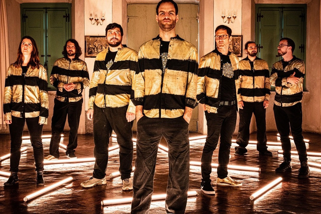 Shake Stew is composed of: Lukas Kranzelbinder (double bass, e-bass, guembri, bandleader), Astrid Wiesinger (alto sax), Johannes Schleiermacher (tenor sax, flute), Mario Rom (trumpet), Oliver Potratz (double bass, e-bass), Niki Dolp (drums, percussion), Herbert Pirker (drums, percussion). Photo: Severin Koller